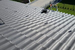 Instalacja fotowoltaiczna o mocy 5,55kWp dach skośny dachówka.